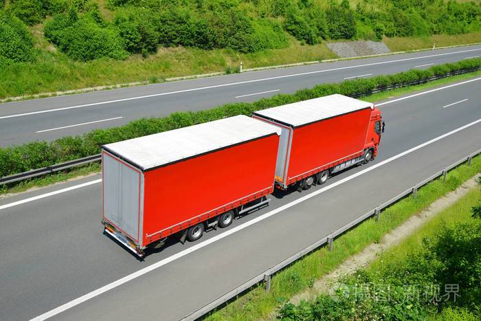 卡车在高速公路上货物运输概念